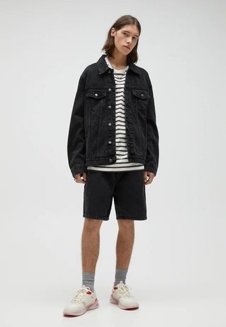Teenager: Wie weißes T-Shirt mit einem Rundhalsausschnitt mit weißer Sportschuhe zu kombinieren – 5 Casual Sommer Herren Outfits