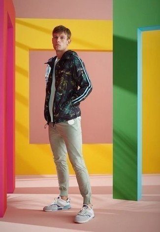 20 Jährige: Wie weißes T-Shirt mit einem Rundhalsausschnitt mit weißer Sportschuhe zu kombinieren – 27 Lässige Frühling Herren Outfits