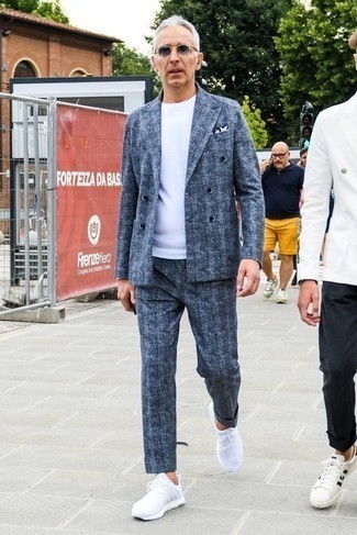 40 Jährige: Wie weißes T-Shirt mit einem Rundhalsausschnitt mit weißer Sportschuhe zu kombinieren – 9 Casual Sommer Herren Outfits