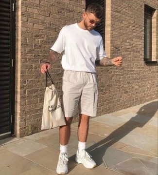 30 Jährige: Wie weißes T-Shirt mit einem Rundhalsausschnitt mit weißer Sportschuhe zu kombinieren – 47 Lässige Sommer Herren Outfits