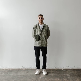 30 Jährige: Wie weißes T-Shirt mit einem Rundhalsausschnitt mit weißer Sportschuhe zu kombinieren – 59 Casual Frühling Herren Outfits