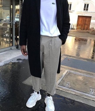 Wie weißes T-Shirt mit einem Rundhalsausschnitt mit weißer Sportschuhe zu kombinieren – 135 Casual Frühling Herren Outfits