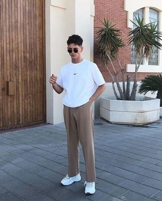Wie weißes T-Shirt mit einem Rundhalsausschnitt mit weißer Sportschuhe zu kombinieren – 110 Herren Outfits heiß Wetter