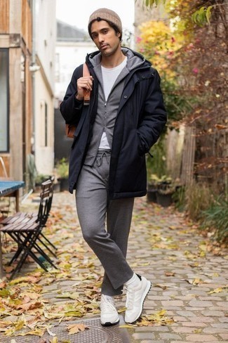 Wie weißes T-Shirt mit einem Rundhalsausschnitt mit weißer Sportschuhe zu kombinieren – 66 Herren Outfits kühl Wetter