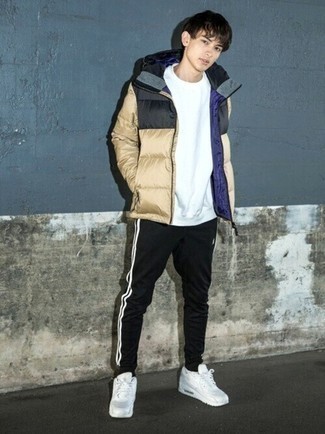 Teenager: Wie weißes T-Shirt mit einem Rundhalsausschnitt mit weißer Sportschuhe zu kombinieren – 25 Herren Outfits