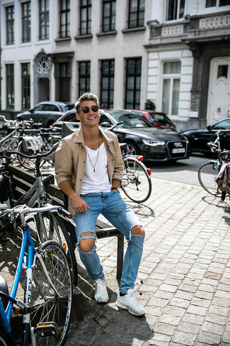 20 Jährige: Wie weißes T-Shirt mit einem Rundhalsausschnitt mit weißer Sportschuhe zu kombinieren – 27 Lässige Frühling Herren Outfits