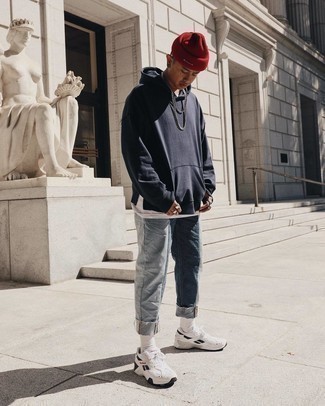 20 Jährige: Wie weißes T-Shirt mit einem Rundhalsausschnitt mit weißer Sportschuhe zu kombinieren – 27 Lässige Frühling Herren Outfits