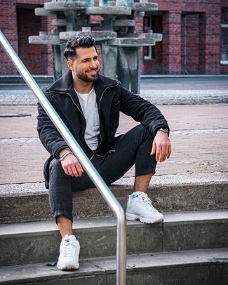 Wie weißes T-Shirt mit einem Rundhalsausschnitt mit weißer Sportschuhe zu kombinieren – 548+ Herren Outfits