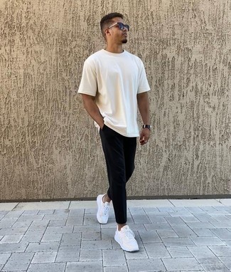 Wie weißes T-Shirt mit einem Rundhalsausschnitt mit weißer Sportschuhe zu kombinieren – 110 Herren Outfits heiß Wetter