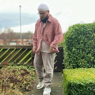 Wie weißes T-Shirt mit einem Rundhalsausschnitt mit weißer Sportschuhe zu kombinieren – 135 Casual Frühling Herren Outfits