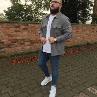 30 Jährige: Wie weißes T-Shirt mit einem Rundhalsausschnitt mit weißer Sportschuhe zu kombinieren – 59 Casual Frühling Herren Outfits