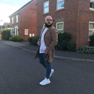 30 Jährige: Wie weißes T-Shirt mit einem Rundhalsausschnitt mit weißer Sportschuhe zu kombinieren – 59 Casual Frühling Herren Outfits
