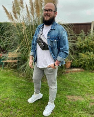 30 Jährige: Wie weißes T-Shirt mit einem Rundhalsausschnitt mit weißer Sportschuhe zu kombinieren – 47 Lässige Sommer Herren Outfits