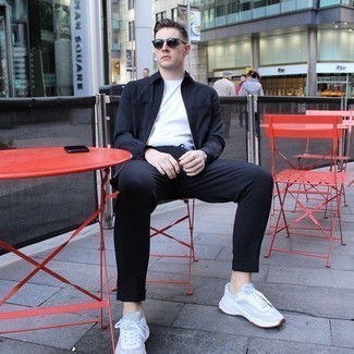Wie weißes T-Shirt mit einem Rundhalsausschnitt mit weißer Sportschuhe zu kombinieren – 135 Casual Frühling Herren Outfits