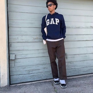 Teenager: Wie weißes T-Shirt mit einem Rundhalsausschnitt mit weißer Sportschuhe zu kombinieren – 25 Herren Outfits