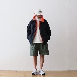 40 Jährige: Wie weißes T-Shirt mit einem Rundhalsausschnitt mit weißer Sportschuhe zu kombinieren – 9 Casual Sommer Herren Outfits