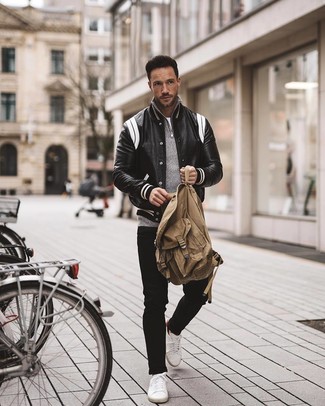 Welche Pullover mit einem Reißverschluss am Kragen mit weißen T-Shirts mit einem Rundhalsausschnitt zu tragen – 69 Herren Outfits