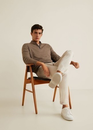 Welche Pullover mit einem Reißverschluss am Kragen mit weißen T-Shirts mit einem Rundhalsausschnitt zu tragen – 69 Herren Outfits