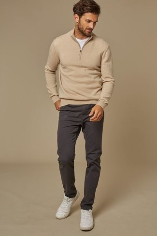Welche Pullover mit einem Reißverschluss am Kragen mit weißen T-Shirts mit einem Rundhalsausschnitt zu tragen – 69 Herren Outfits