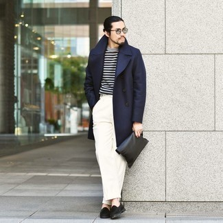 Wie weiße Anzughose mit schwarzer Wildleder Slipper zu kombinieren – 17 Herren Outfits