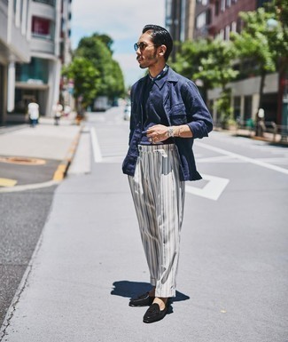 Wie weiße Anzughose mit schwarzer Wildleder Slipper zu kombinieren – 17 Herren Outfits