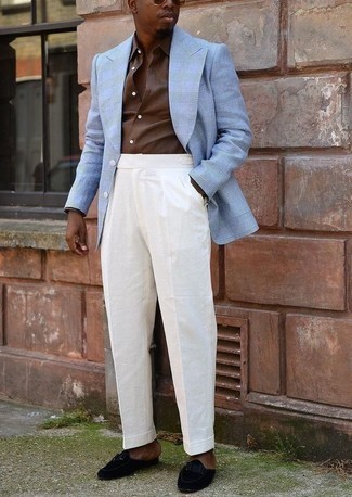 Wie weiße Anzughose mit schwarzer Wildleder Slipper zu kombinieren – 17 Herren Outfits