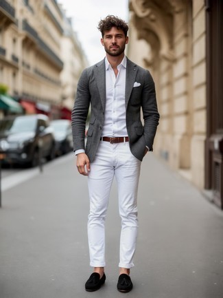 Wie weiße Anzughose mit schwarzer Wildleder Slipper zu kombinieren – 17 Herren Outfits