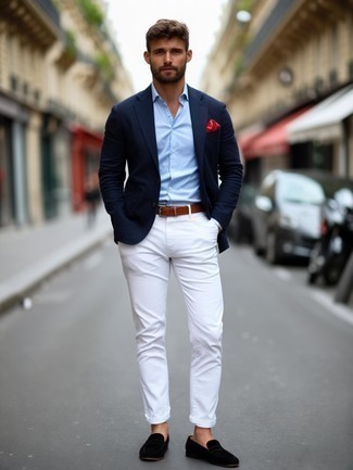 Wie weiße Anzughose mit schwarzer Wildleder Slipper zu kombinieren – 17 Herren Outfits