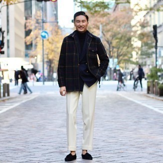 Wie weiße Anzughose mit schwarzer Wildleder Slipper zu kombinieren – 17 Herren Outfits