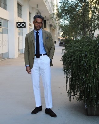 Wie weiße Anzughose mit schwarzer Wildleder Slipper zu kombinieren – 17 Herren Outfits