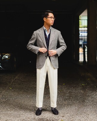 Wie weiße Anzughose mit schwarzer Wildleder Slipper zu kombinieren – 17 Herren Outfits