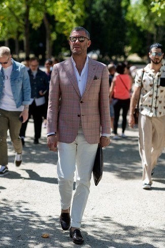 Wie weiße Anzughose mit dunkelbrauner Leder Slipper zu kombinieren – 153 Herren Outfits