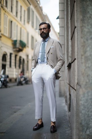 Wie weiße Anzughose mit dunkelbrauner Leder Slipper zu kombinieren – 153 Herren Outfits