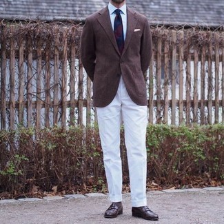 Wie weiße Anzughose mit dunkelbrauner Leder Slipper zu kombinieren – 153 Herren Outfits