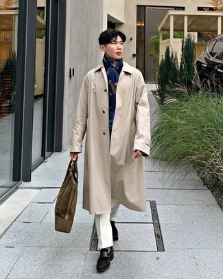 Wie weiße Anzughose mit dunkelbrauner Leder Slipper zu kombinieren – 153 Herren Outfits