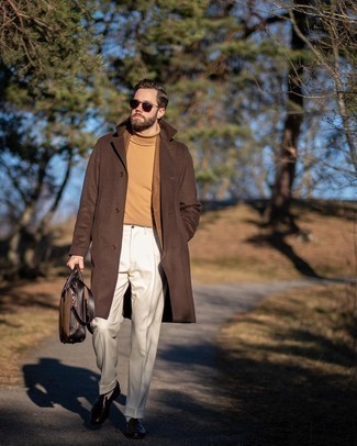 Wie weiße Anzughose mit dunkelbrauner Leder Slipper zu kombinieren – 153 Herren Outfits