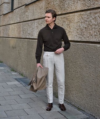 Wie weiße Anzughose mit dunkelbrauner Leder Slipper zu kombinieren – 153 Herren Outfits