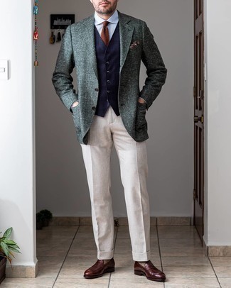 Wie weiße Anzughose mit dunkelbrauner Leder Slipper zu kombinieren – 153 Herren Outfits