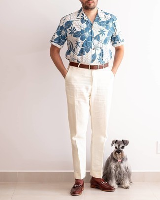 Wie weiße Anzughose mit dunkelbrauner Leder Slipper zu kombinieren – 153 Herren Outfits