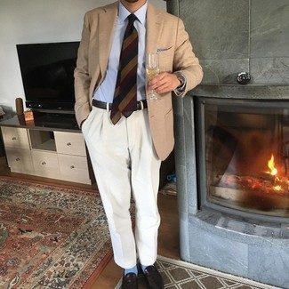 Wie weiße Anzughose mit dunkelbrauner Leder Slipper zu kombinieren – 153 Herren Outfits