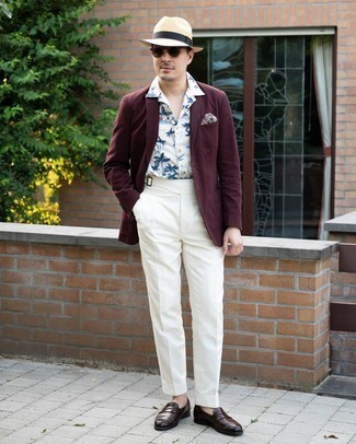 Wie weiße Anzughose mit dunkelbrauner Leder Slipper zu kombinieren – 153 Herren Outfits
