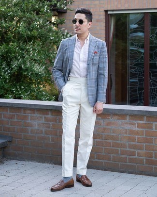 Wie weiße Anzughose mit dunkelbrauner Leder Slipper zu kombinieren – 153 Herren Outfits