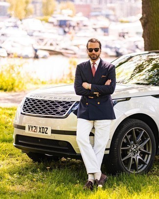 Wie weiße Anzughose mit dunkelbrauner Leder Slipper zu kombinieren – 153 Herren Outfits