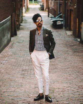 Wie weiße Anzughose mit dunkelbrauner Leder Slipper zu kombinieren – 153 Herren Outfits