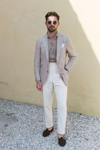 Wie weiße Anzughose mit beige Polo Pullovers zu kombinieren – 5 Herren Outfits