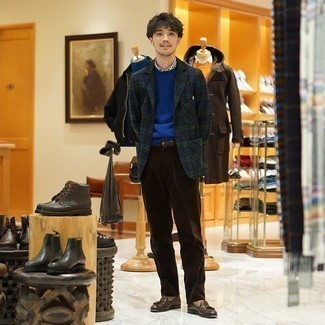 Wie weißes Businesshemd mit rotbrauner Cord Chinohose zu kombinieren – 11 Herren Outfits