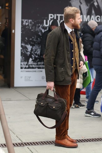 Wie weißes Businesshemd mit rotbrauner Cord Chinohose zu kombinieren – 11 Herren Outfits