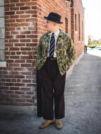 Wie weißes Businesshemd mit rotbrauner Cord Chinohose zu kombinieren – 11 Herren Outfits