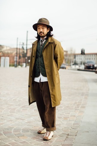 Wie weißes Businesshemd mit rotbrauner Cord Chinohose zu kombinieren – 11 Herren Outfits