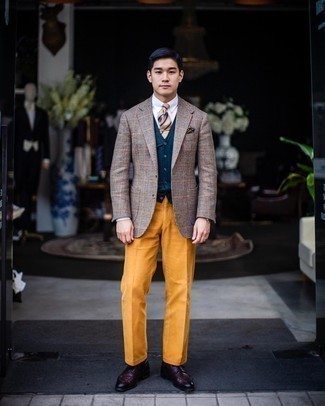 Wie weißes Businesshemd mit rotbrauner Cord Chinohose zu kombinieren – 11 Herren Outfits